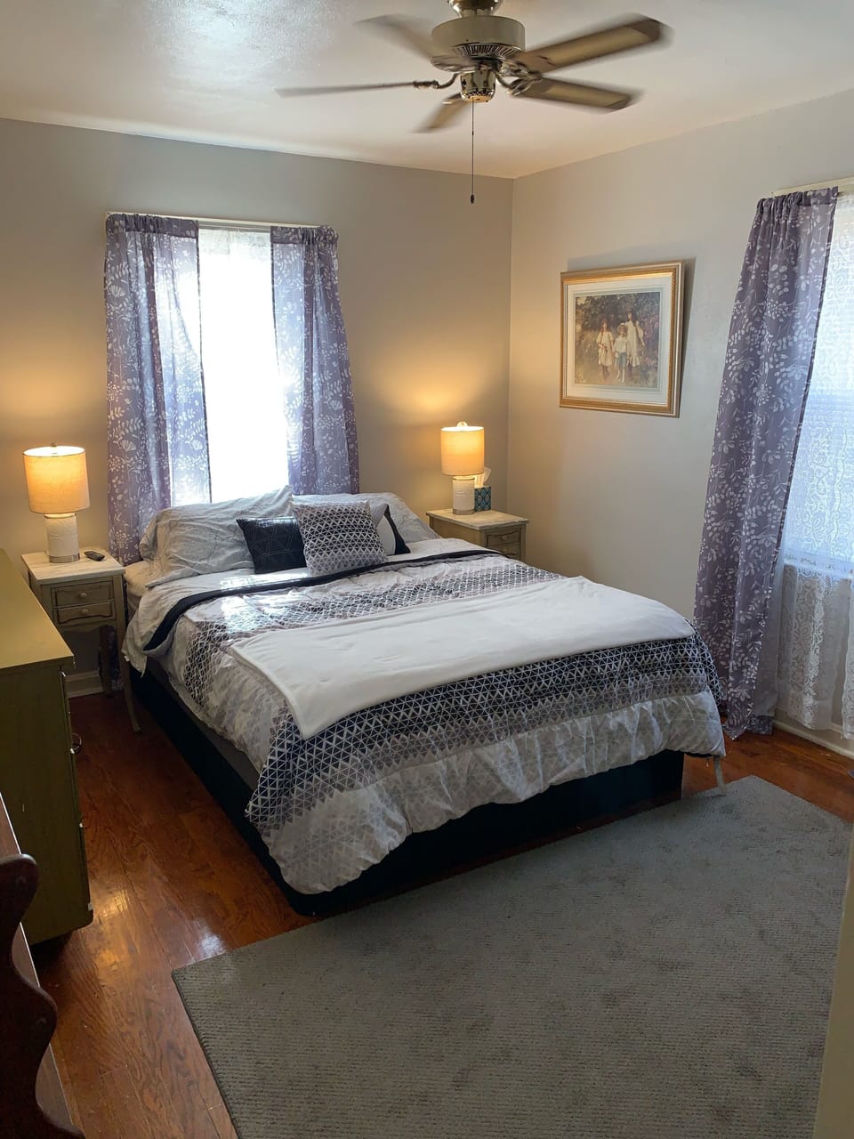 Queen bed.. bedroom on main floor