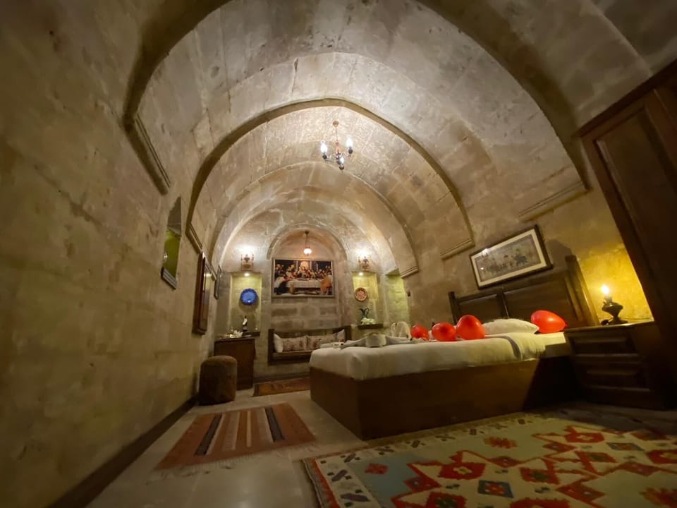 Luxury Suite | Minibar, in-room safe, WiFi (free), bed sheets