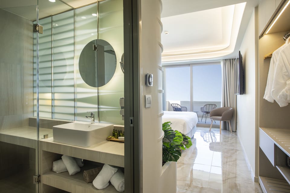 Shower, hydromassage showerhead, free toiletries, hair dryer