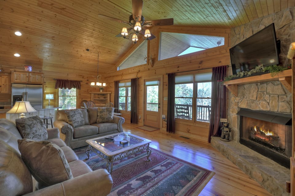 Eagles View - Living Room