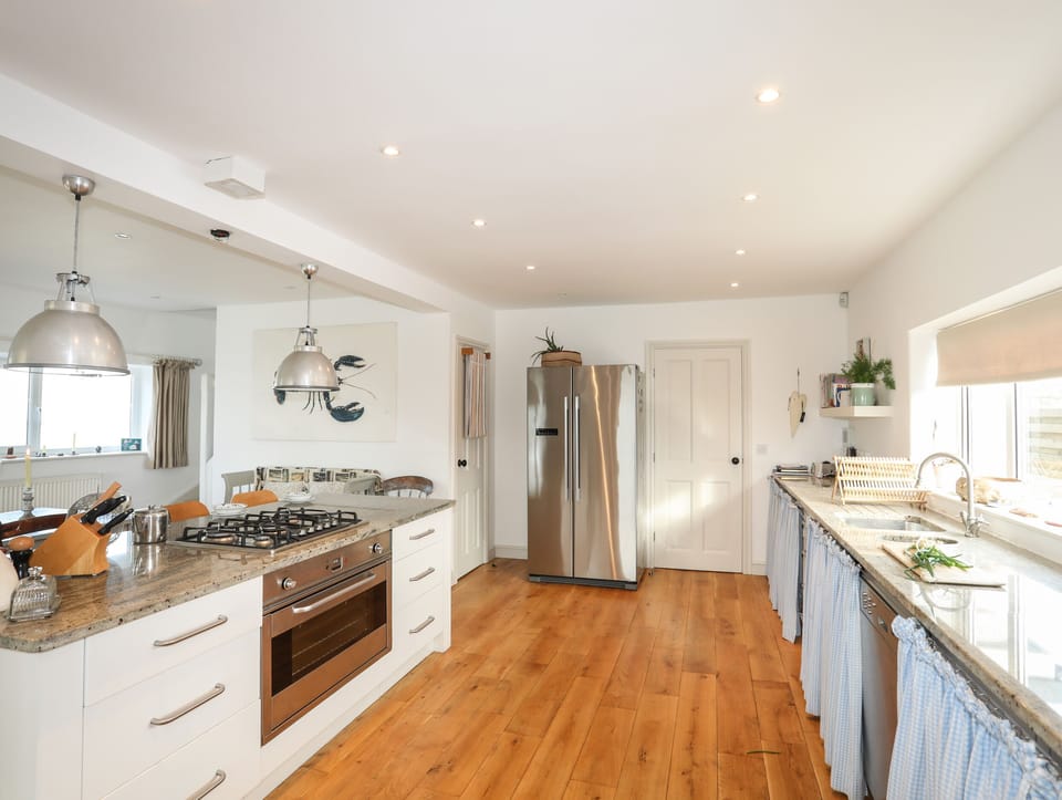 Cottage | Private kitchen | Fridge, microwave, oven, dishwasher