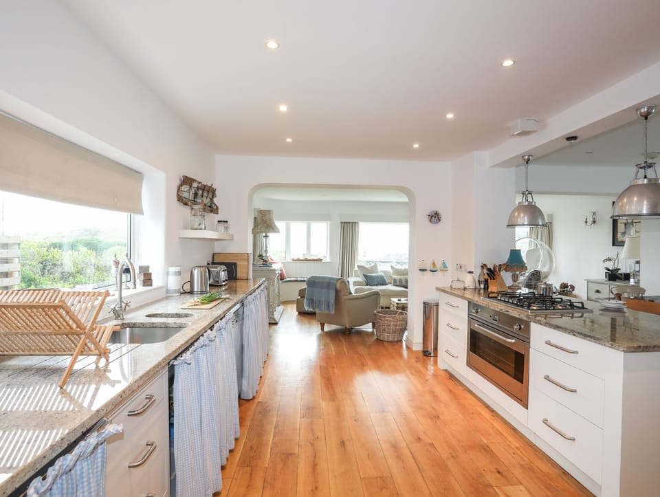 Cottage | Private kitchen | Fridge, microwave, oven, dishwasher