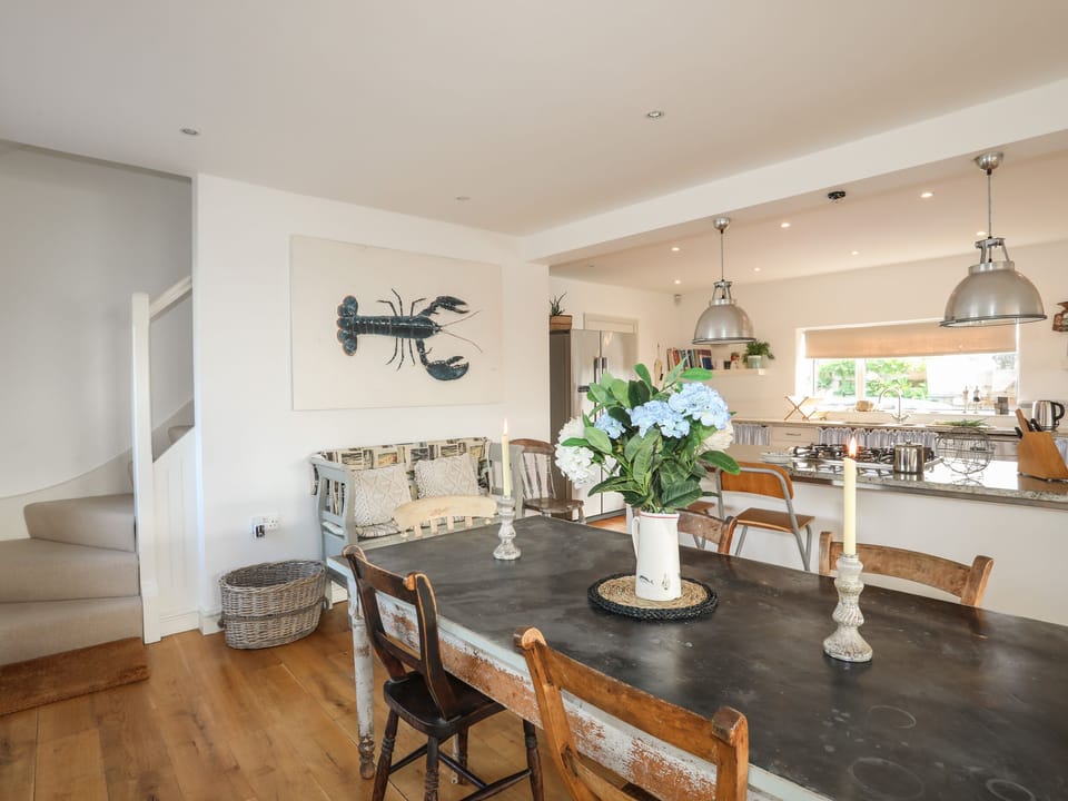 Cottage | Private kitchen | Dishwasher, cookware/dishes/utensils