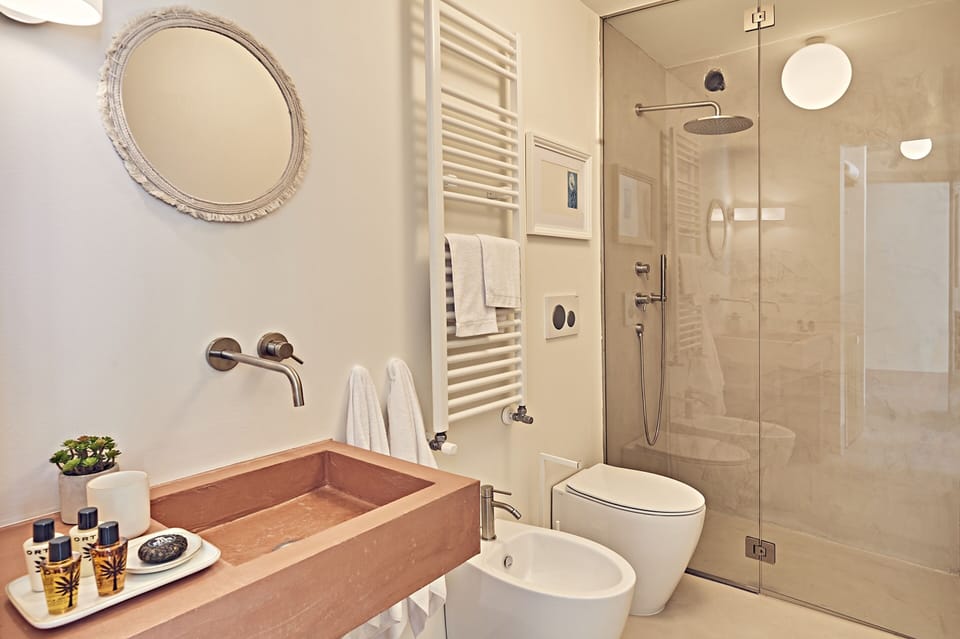 Superior Double Room, Non Smoking, River View | Bathroom | Shower, rainfall showerhead, designer toiletries, hair dryer