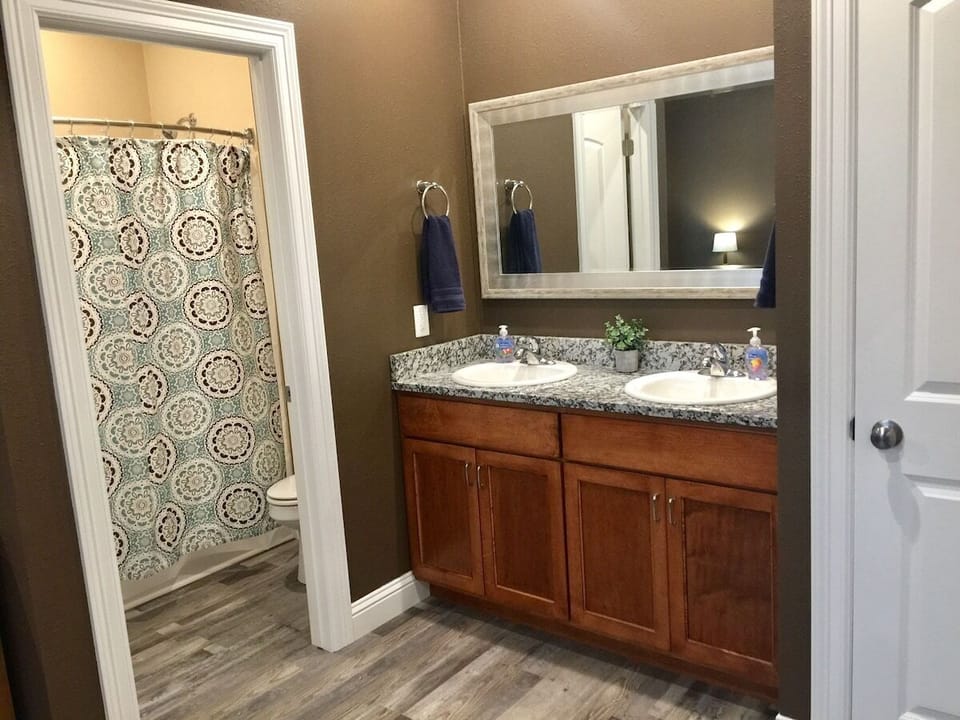 Master bedroom/Bathroom w/ Tub & Shower, Double Sinks w/Granite Tops!