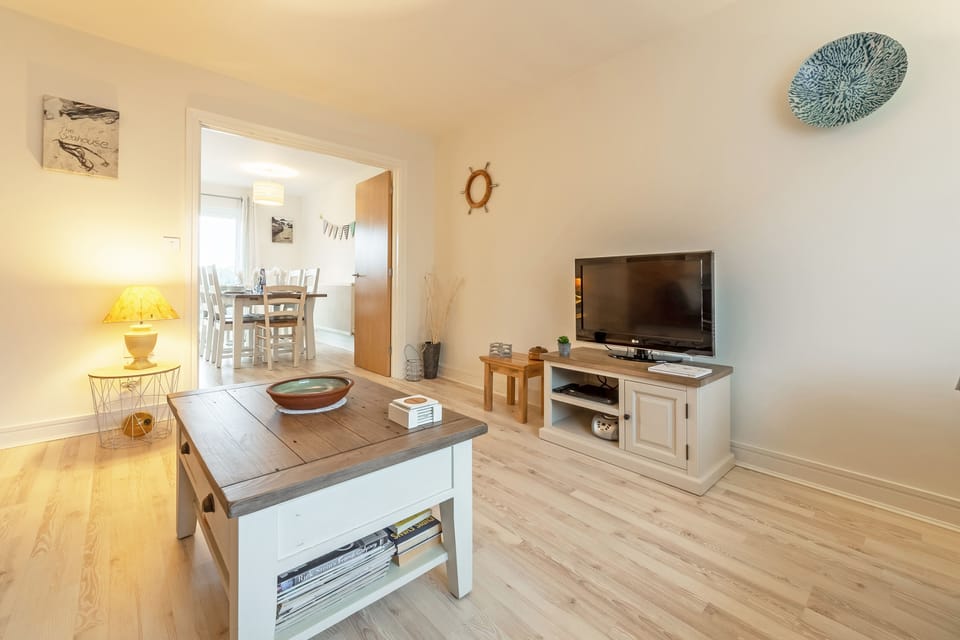 The Seahouse, Portreath, Ground Floor: Relax after a long day and watch a family film