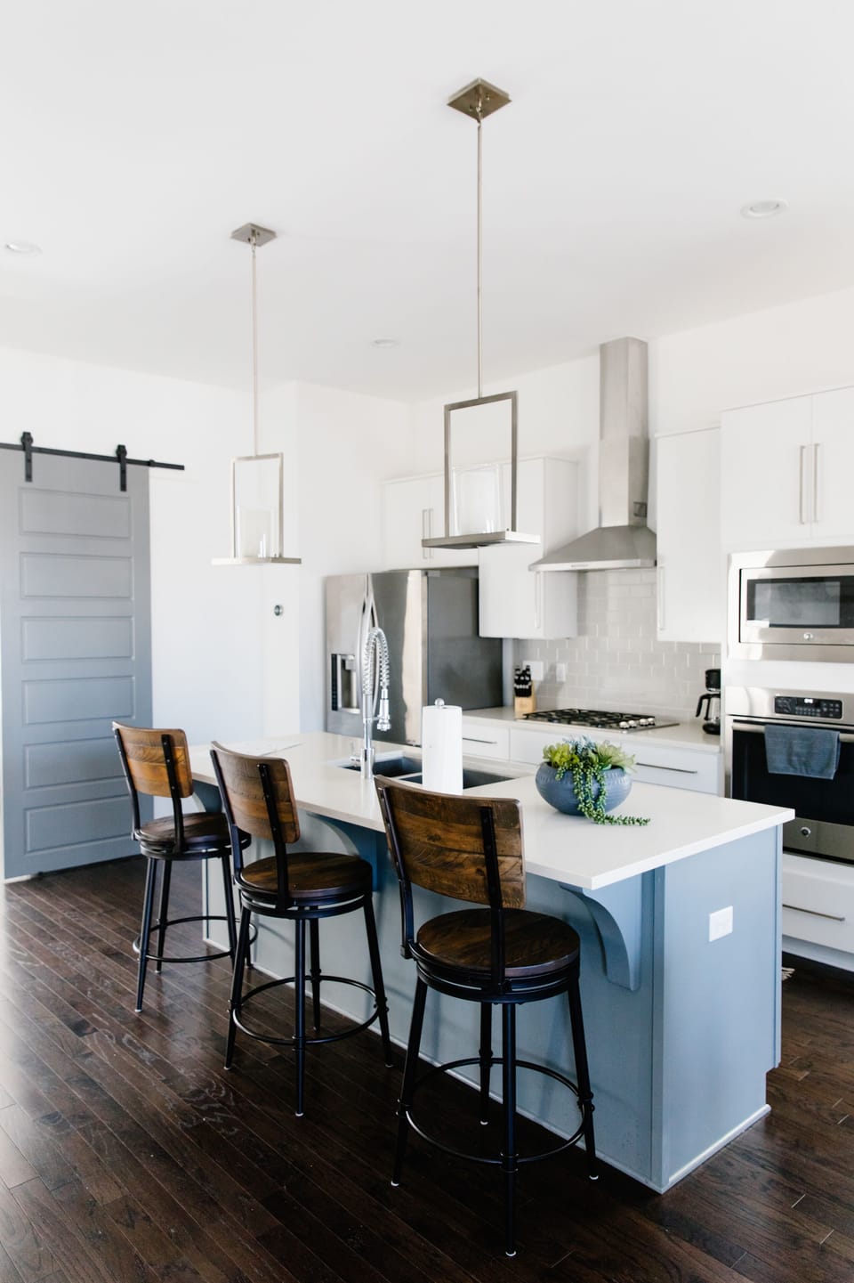Large fully stocked kitchen and top of the line appliances!