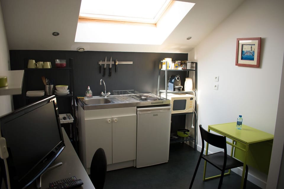 Basic Studio, Private Bathroom, Garden View (L'ATELIER 1) | Shared kitchen | Highchair
