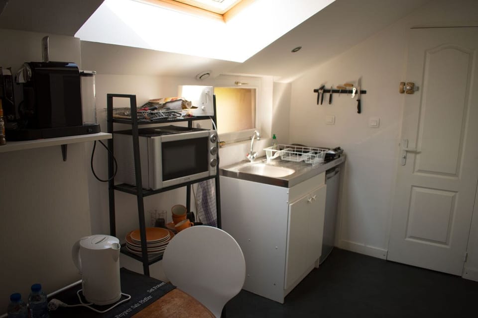 Standard Studio, Private Bathroom, Garden View (L'ATELIER 2) | Shared kitchen | Highchair