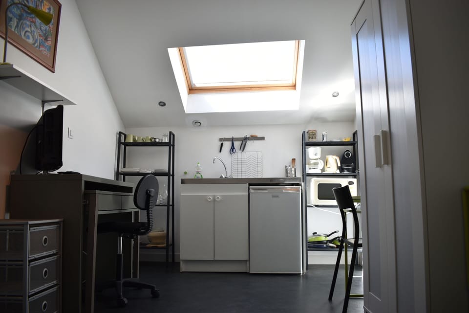 Basic Studio, Private Bathroom, Garden View (L'ATELIER 1) | Shared kitchen | Highchair