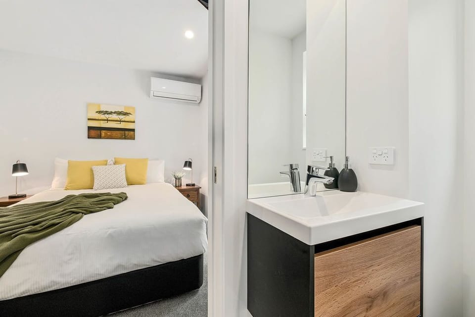 Private 4 Bedroom Duplex | 4 bedrooms, iron/ironing board, free WiFi, bed sheets