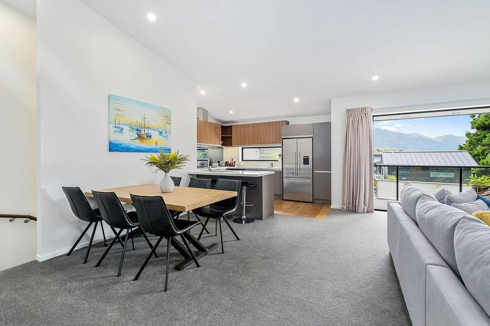 Private 4 Bedroom Duplex | In-room dining