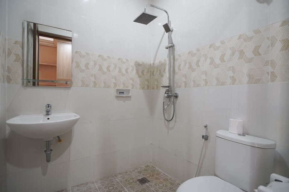 Deluxe Double Room | Bathroom | Shower, towels