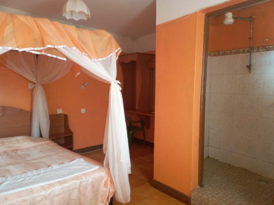 Studio Suite | Desk, laptop workspace, iron/ironing board, free WiFi