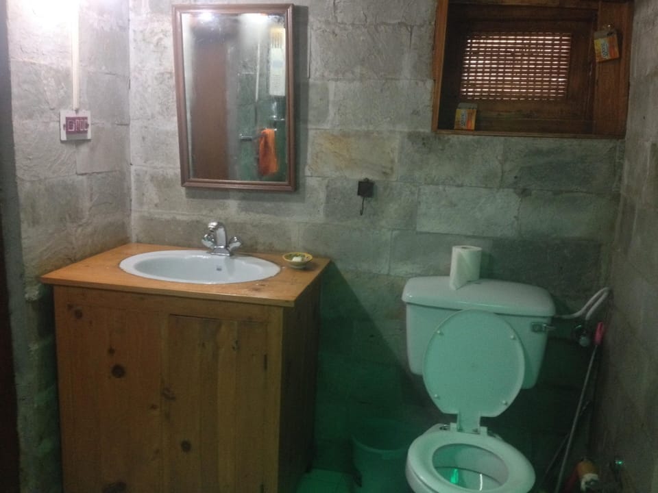 Retreat Suite with Mountain View | Bathroom | Shower, slippers, towels, soap