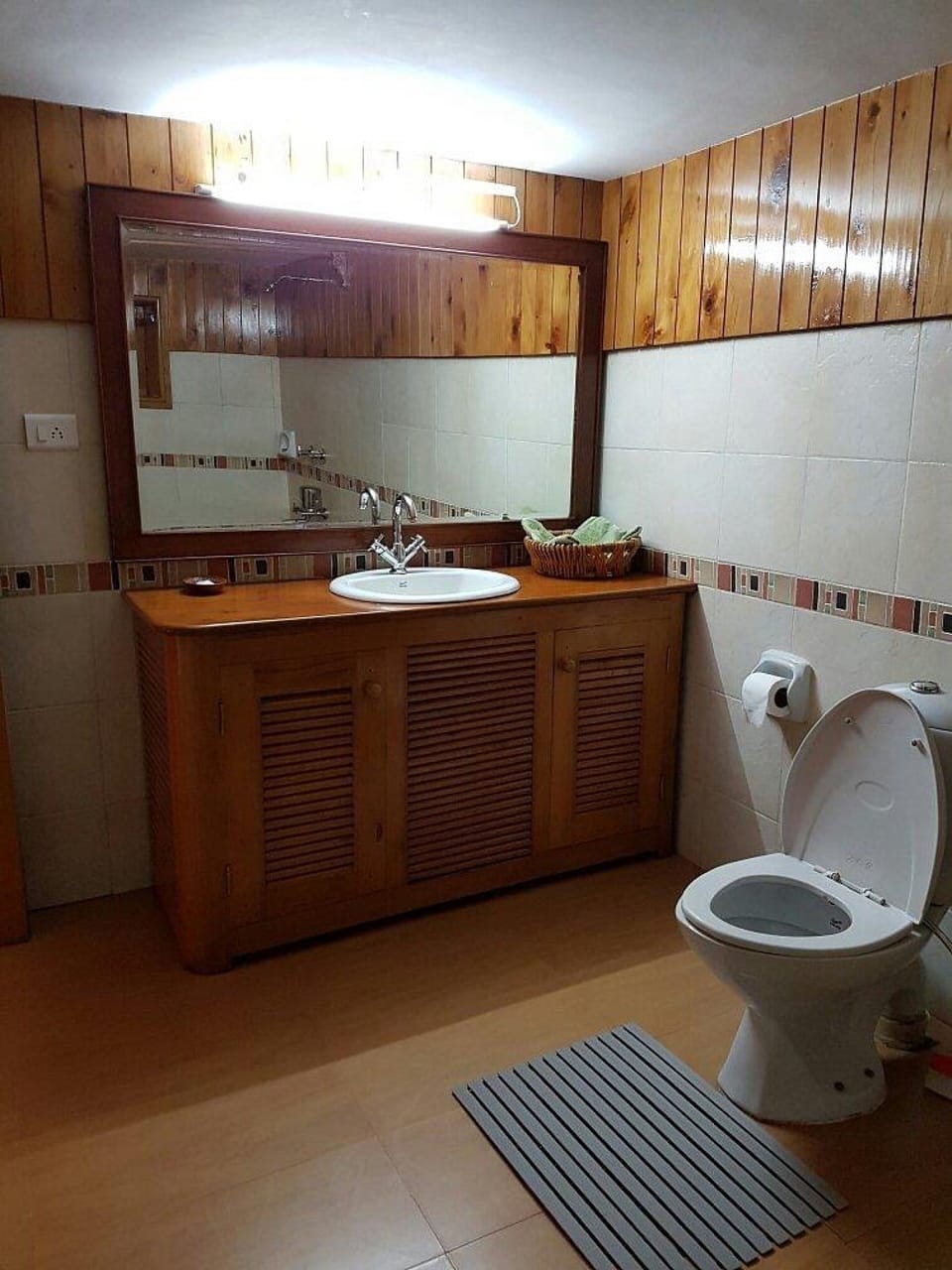 Cottage Room with Mountain View | Bathroom | Shower, slippers, towels, soap