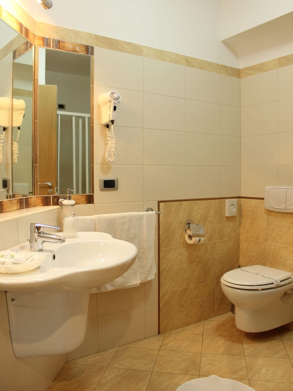 Comfort Triple Room, Terrace | Bathroom | Shower, free toiletries, hair dryer, bidet