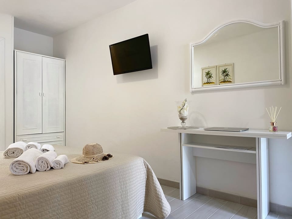 Apartment, 1 Bedroom | Premium bedding, in-room safe, desk, laptop workspace