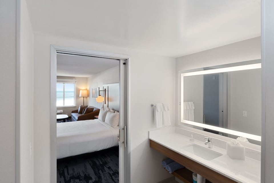 Combined shower/tub, free toiletries, hair dryer, towels