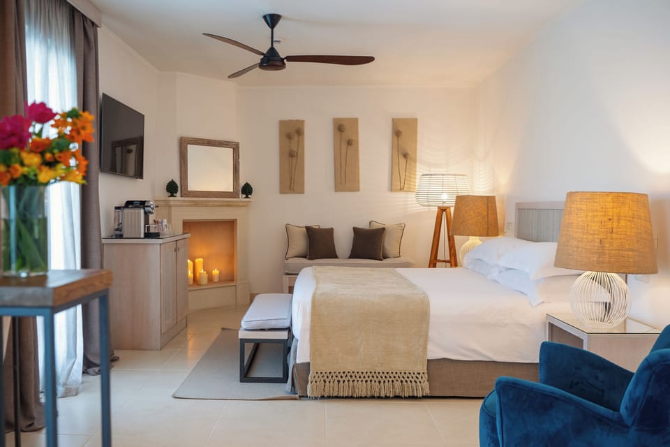 Executive Suite, Sea View | 1 bedroom, hypo-allergenic bedding, in-room safe, desk