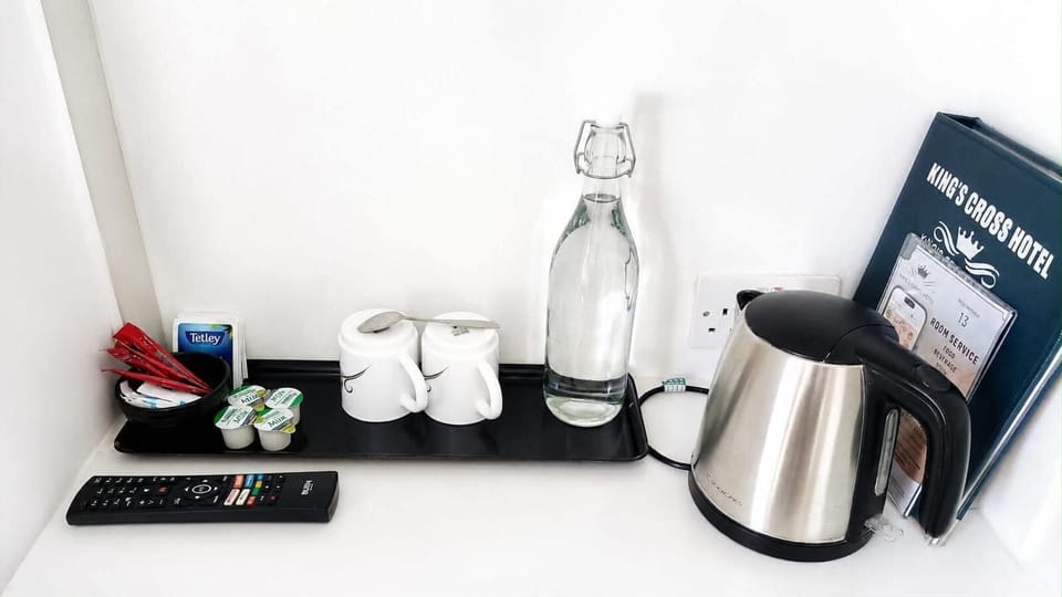Twin Room, Ensuite | Iron/ironing board (on request), WiFi (free)