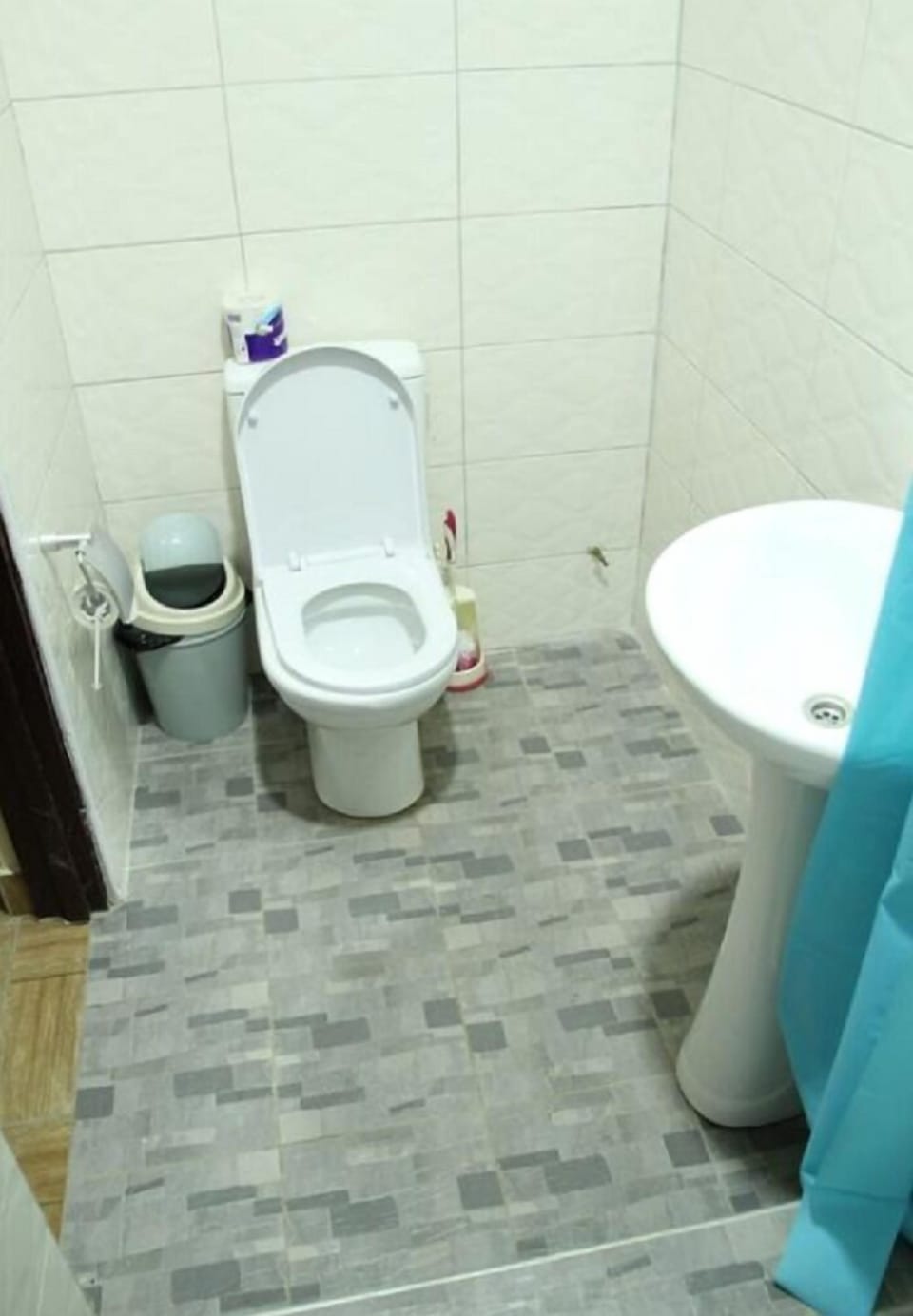 Economy Double Room, 1 Double Bed | Bathroom | Shower, rainfall showerhead, free toiletries, towels