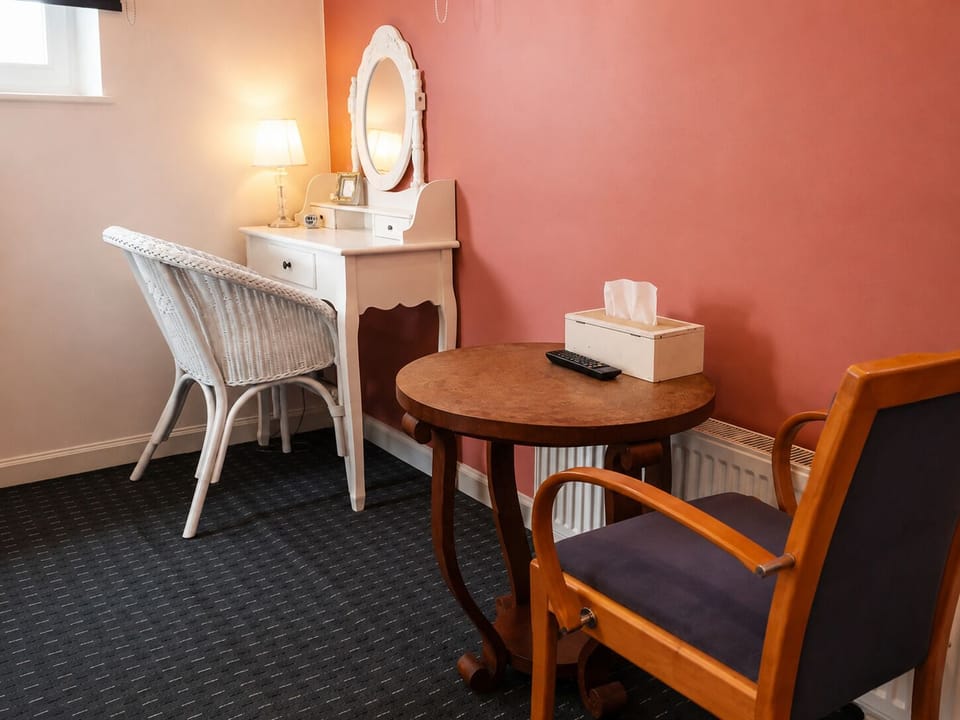Comfort Double Room | In-room safe, iron/ironing board (on request), WiFi (free)