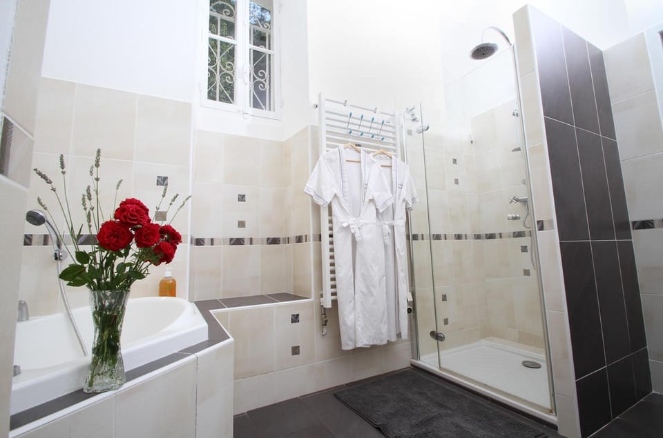 Separate tub and shower, jetted tub, rainfall showerhead