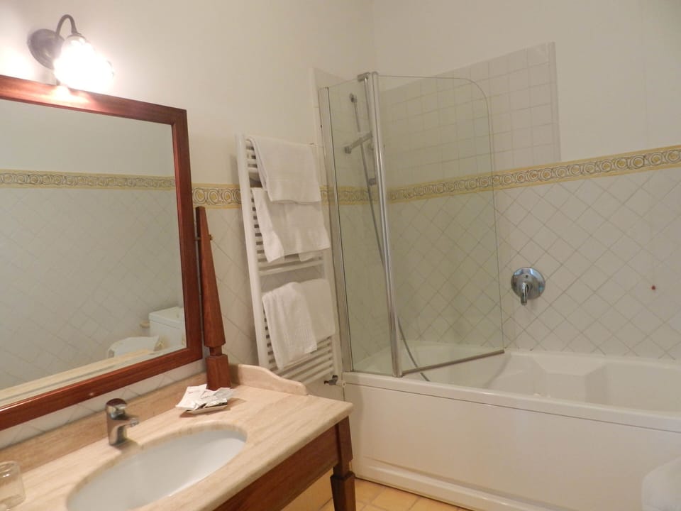 Superior Room | Bathroom | Combined shower/tub, free toiletries, hair dryer, slippers