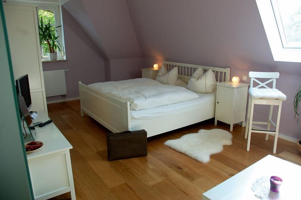 Hypo-allergenic bedding, blackout drapes, free WiFi, bed sheets