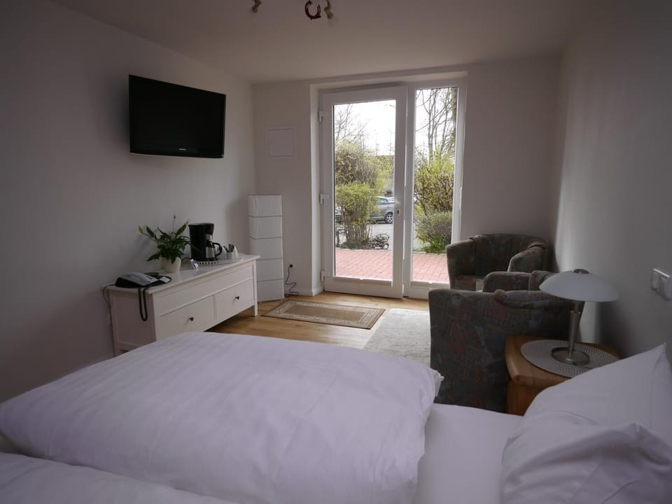 Hypo-allergenic bedding, blackout drapes, free WiFi, bed sheets