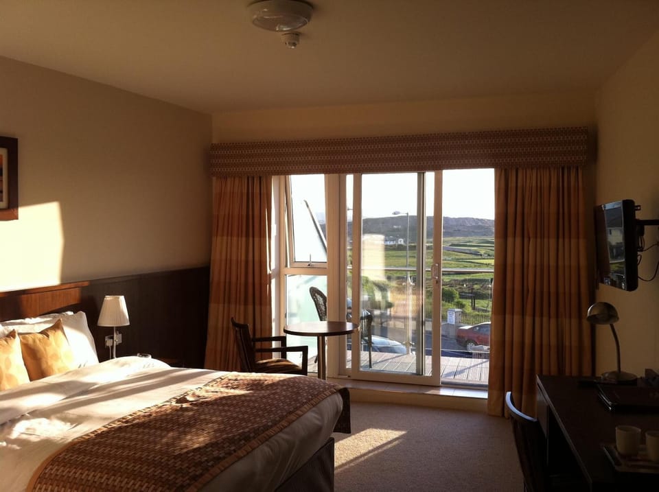 Premium bedding, in-room safe, desk, iron/ironing board