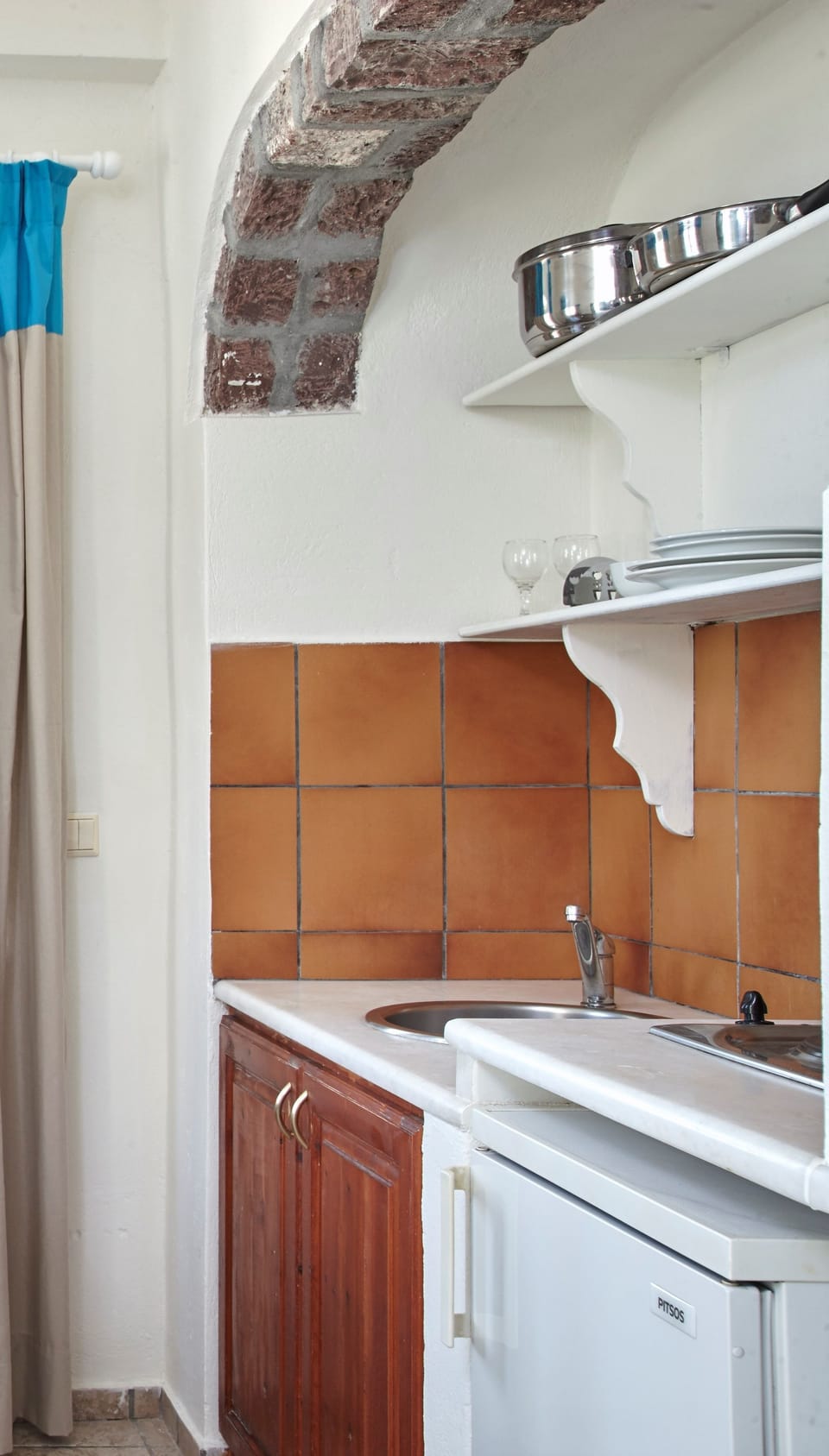 Junior Suite, 1 Bedroom, Courtyard View | Private kitchenette | Fridge