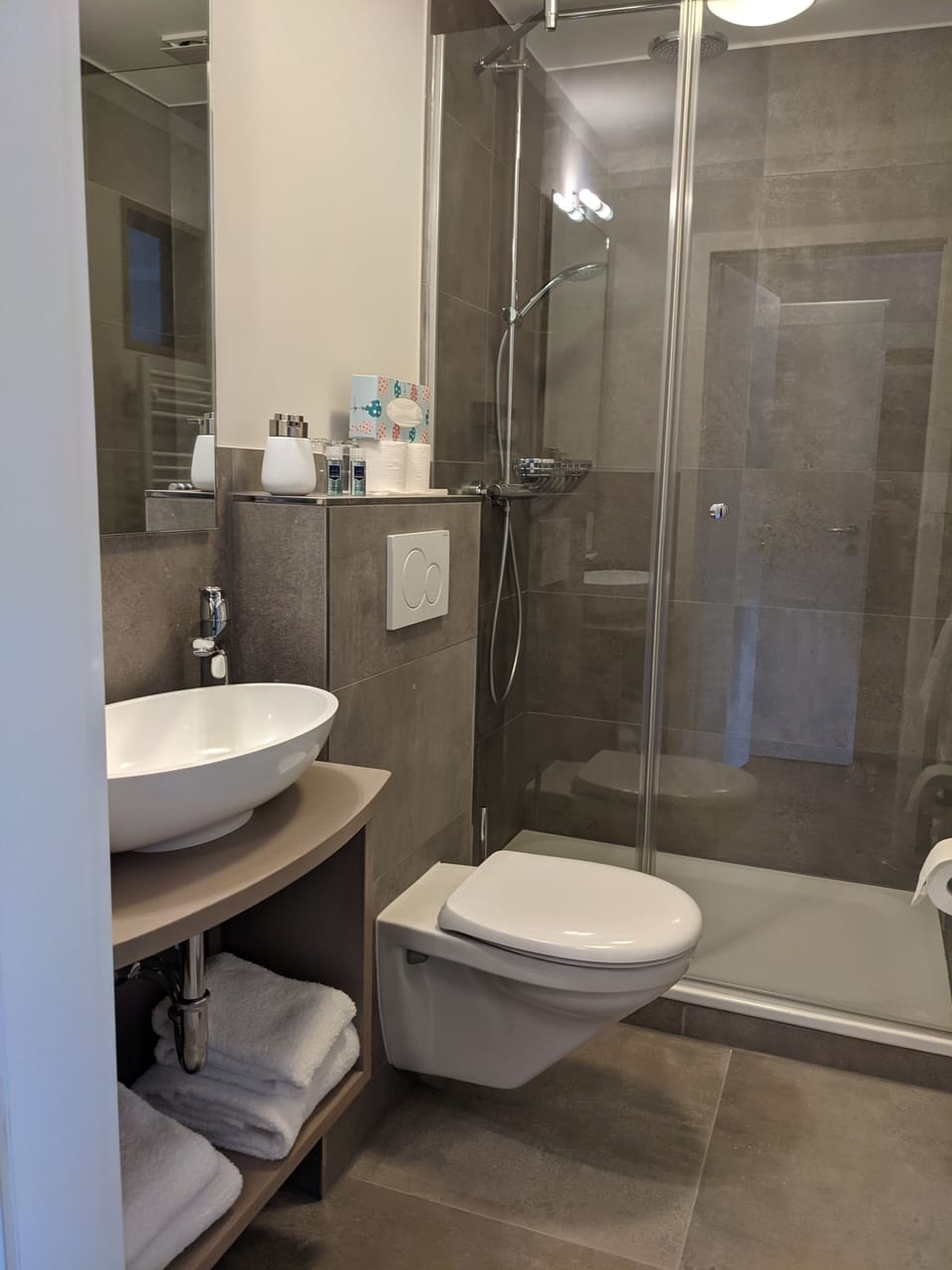 Comfort Double Room | Bathroom | Shower, rainfall showerhead, free toiletries, hair dryer