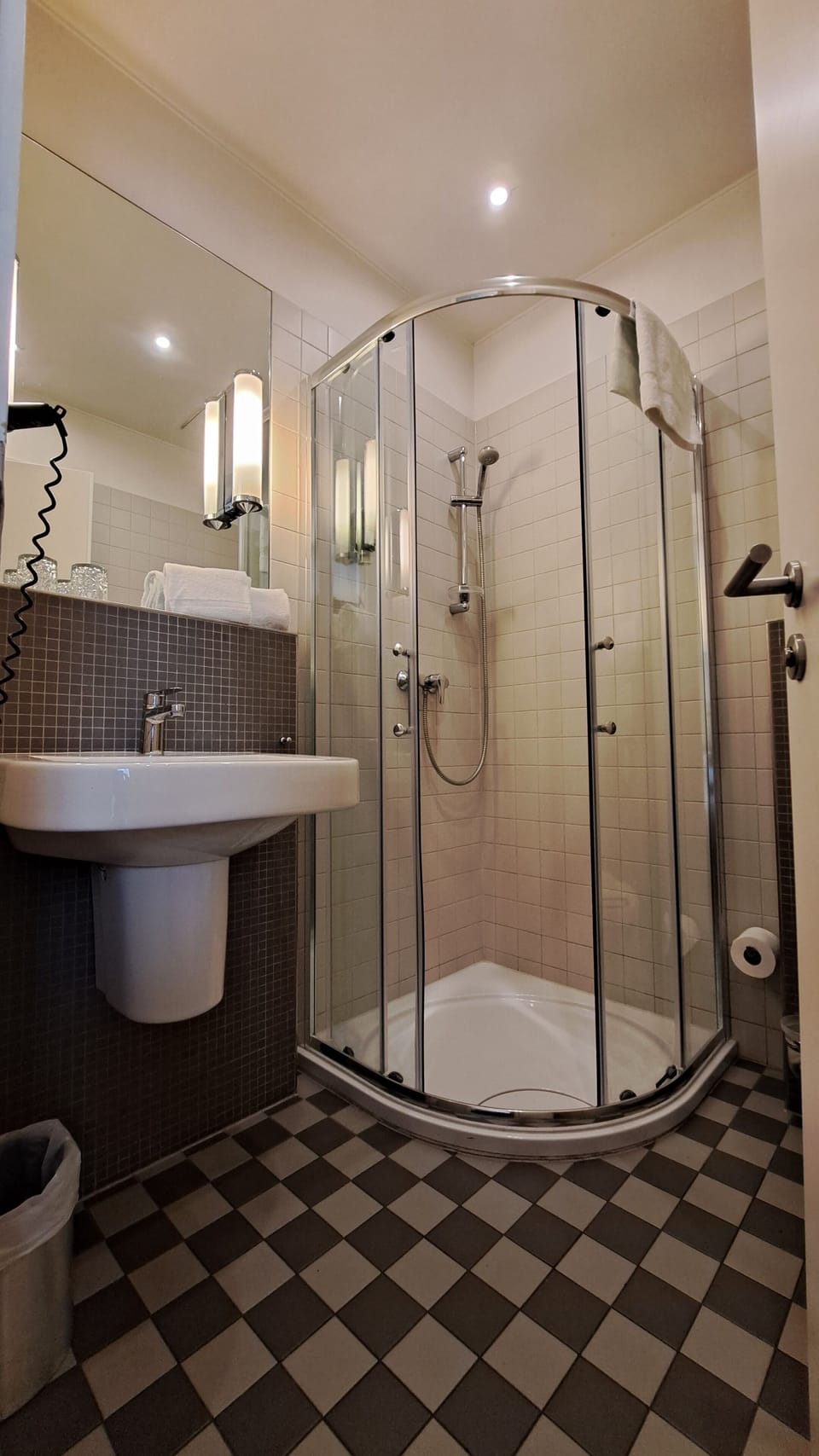 Rainfall showerhead, free toiletries, hair dryer, towels