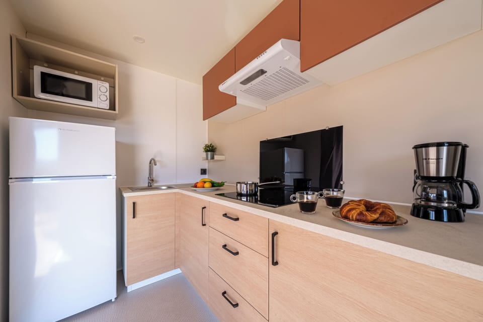 Superior Mobile Home | Private kitchen | Fridge, microwave, stovetop, coffee/tea maker