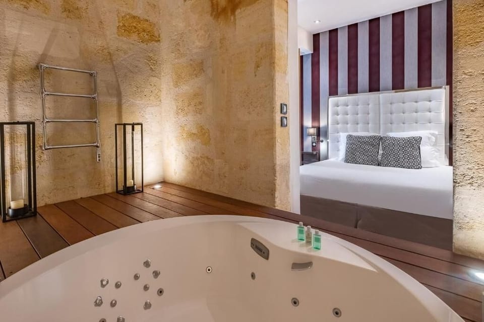 Junior Suite | Bathroom | Free toiletries, hair dryer, bathrobes, slippers