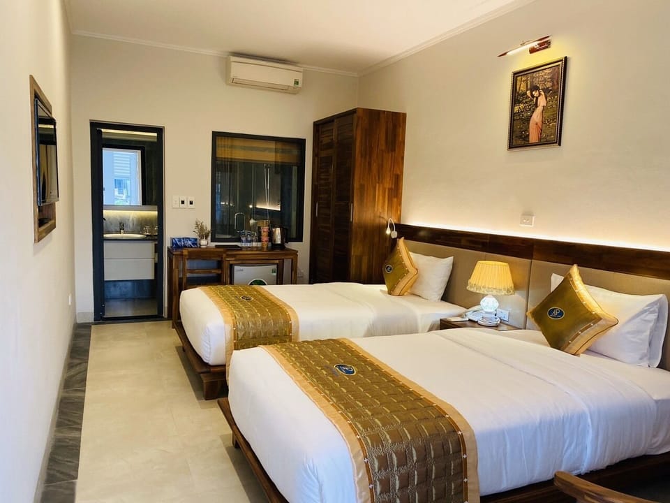 Deluxe Twin Room | Minibar, in-room safe, individually decorated, individually furnished