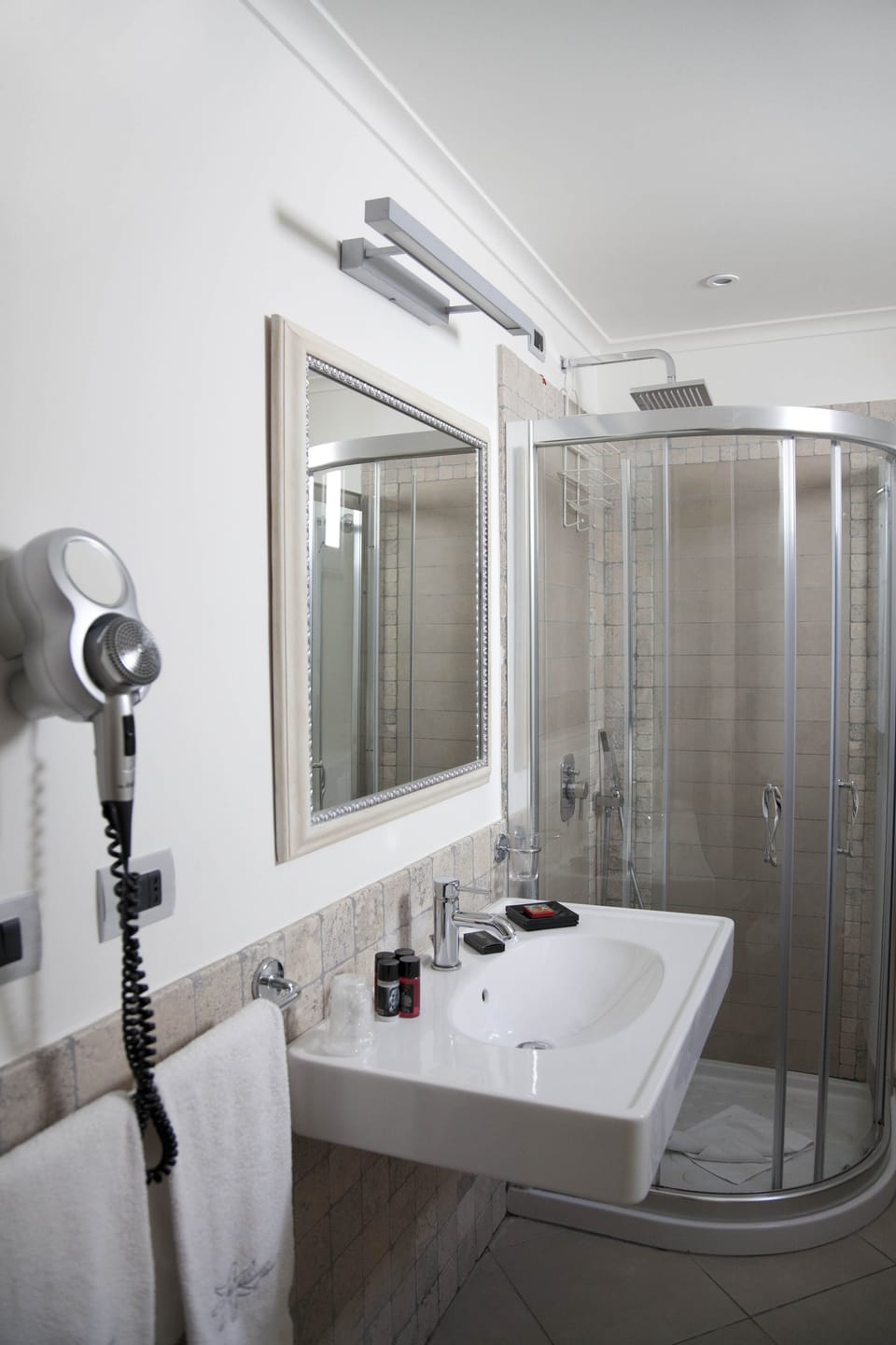 Jetted tub, free toiletries, hair dryer, bidet