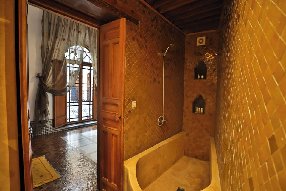 Romantic Double Room (Zaina) | Bathroom | Shower, hair dryer, bathrobes, towels