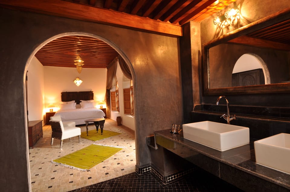 Romantic Double Room (Alia) | Bathroom | Shower, hair dryer, bathrobes, towels