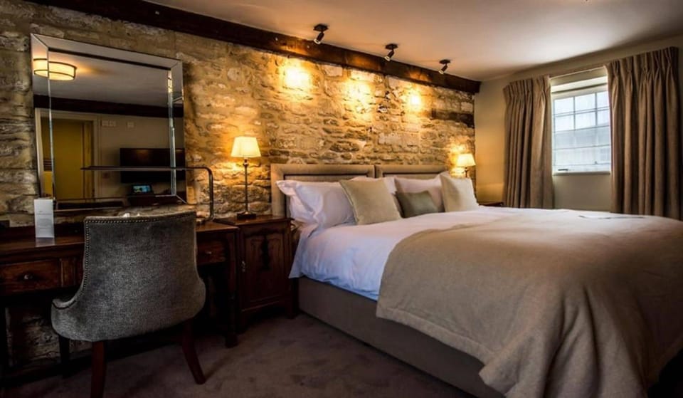 Premium bedding, individually decorated, individually furnished, desk