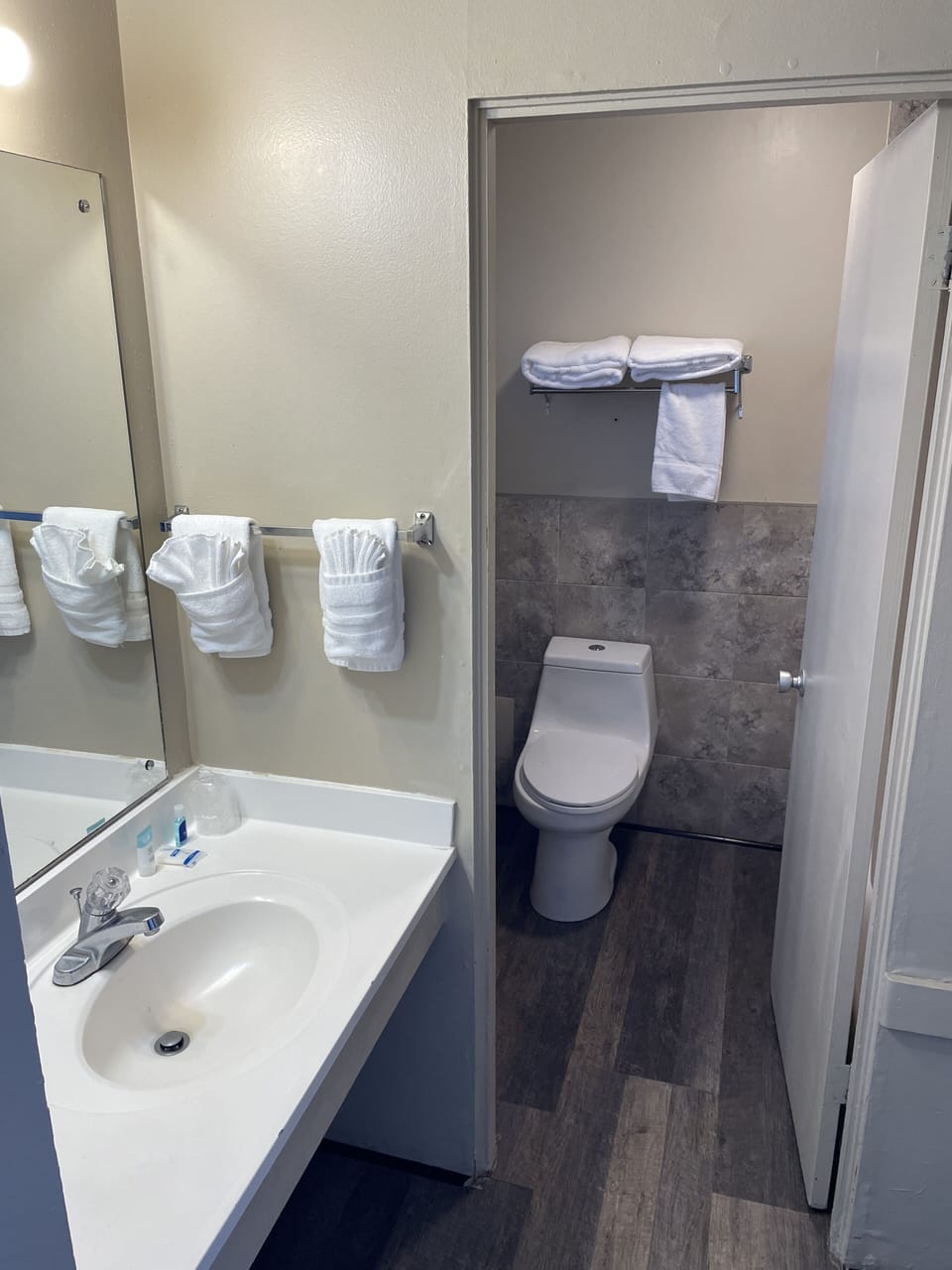 Standard Room, 1 King Bed | Bathroom | Hair dryer, towels