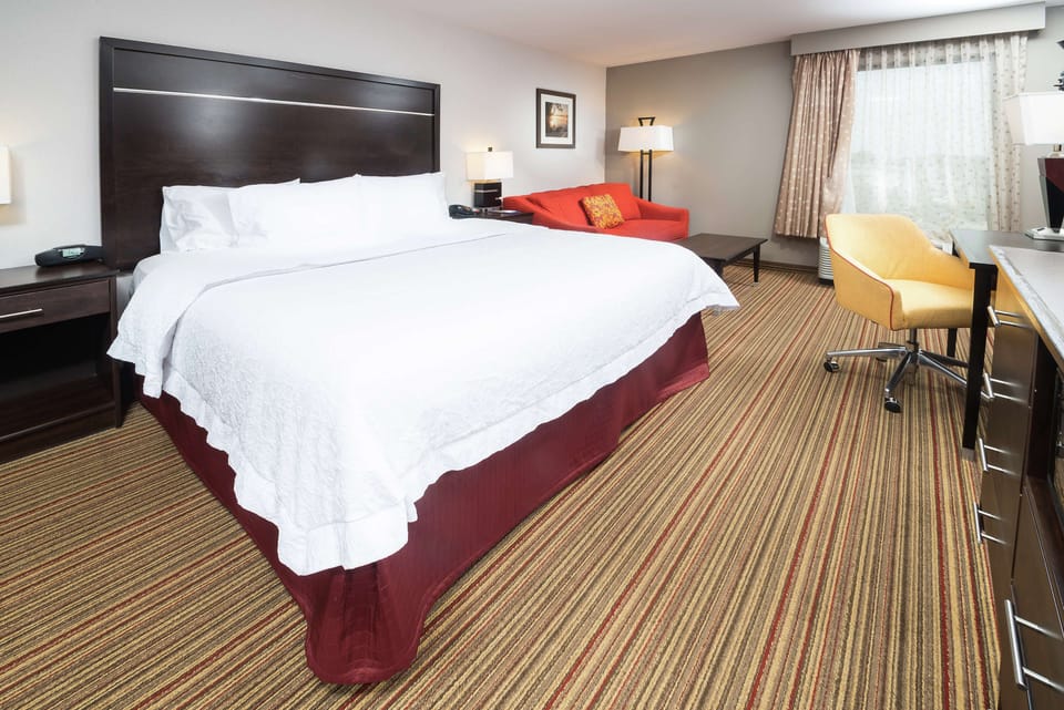 Room, 1 King Bed, Non Smoking (Study) | In-room safe, desk, iron/ironing board, free cribs/infant beds