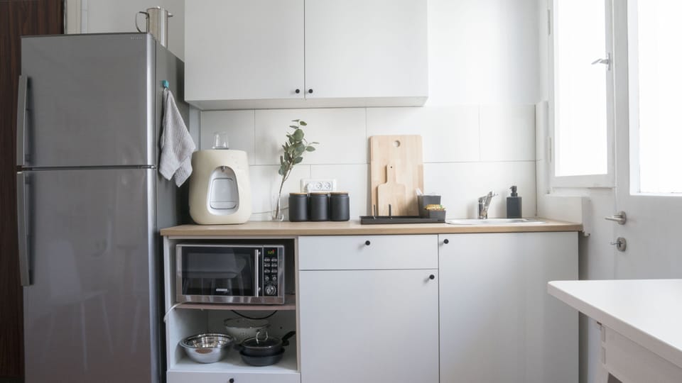Full-size fridge, microwave, stovetop, cookware/dishes/utensils