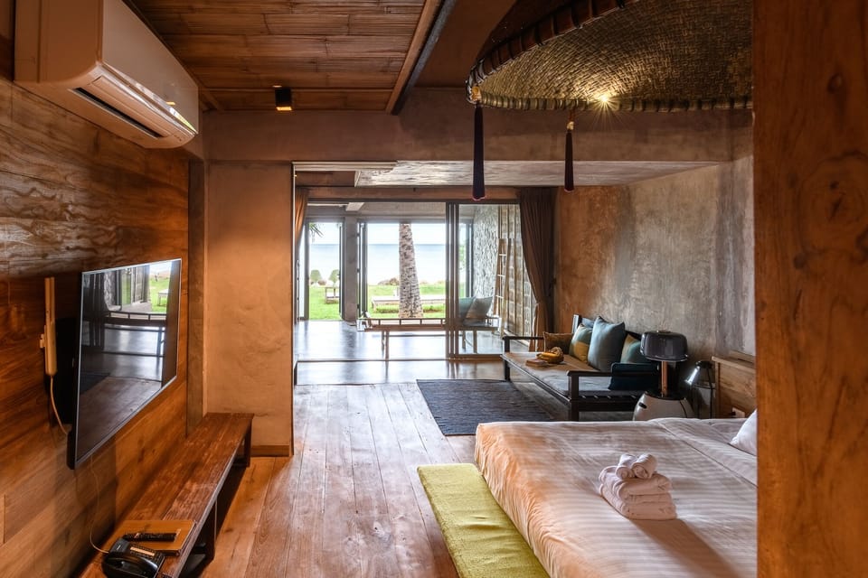 Free minibar, blackout drapes, free WiFi, bed sheets