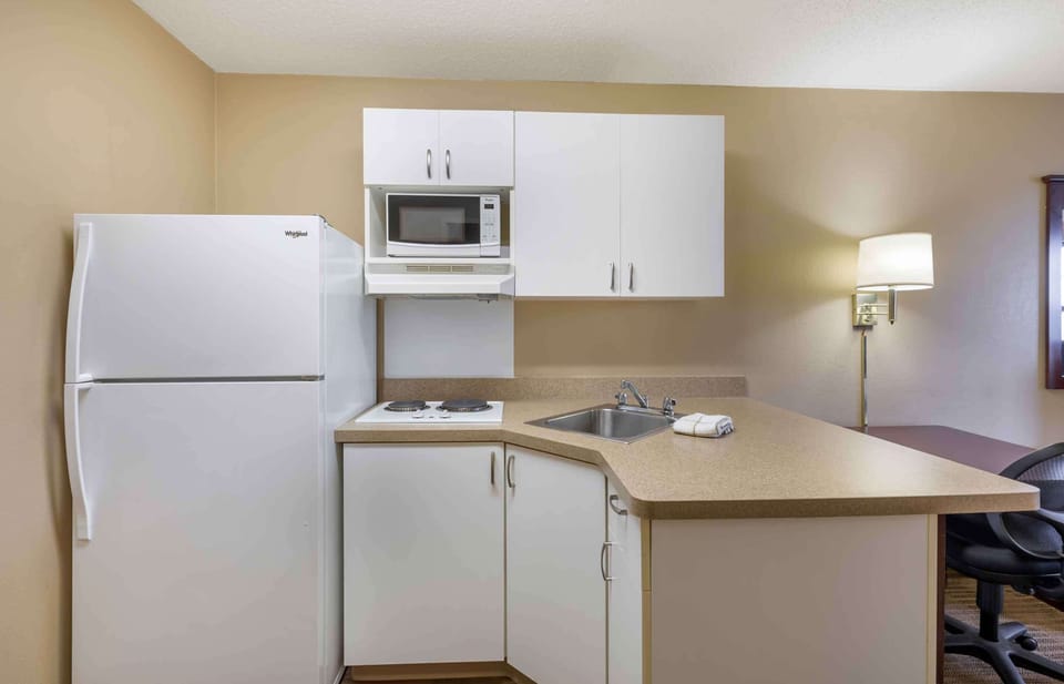 Studio, 1 Queen Bed, Non Smoking | Pillowtop beds, desk, laptop workspace, blackout drapes