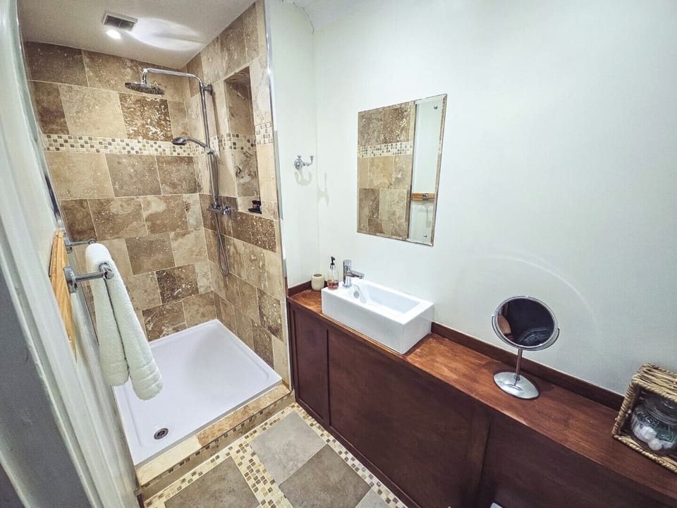 Panoramic Double Room, Ensuite (Primrose) | Bathroom | Free toiletries, hair dryer, bathrobes, towels