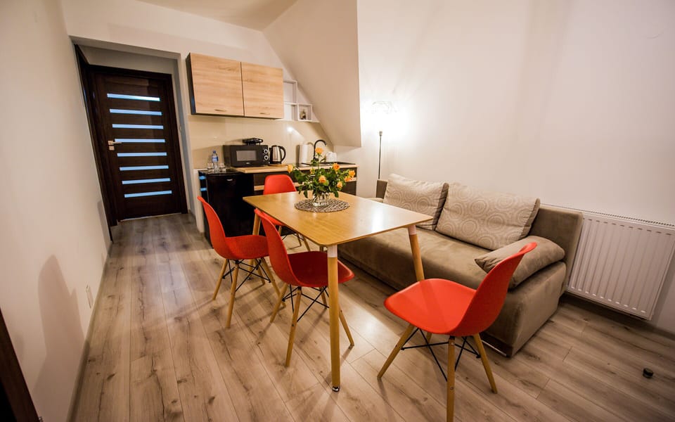 Deluxe Apartment | Living room | 32-inch plasma TV with digital channels, TV