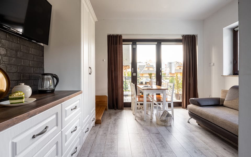 Double Room | Living area | 32-inch plasma TV with digital channels, TV